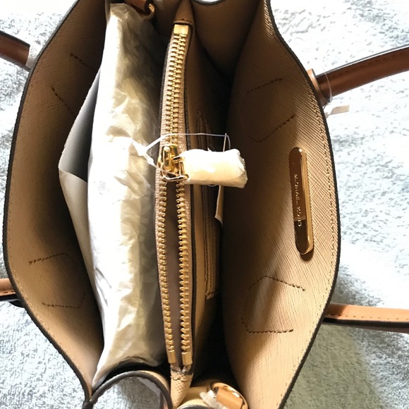 MK Handbag/purse with optional shoulder strap - Picture 2 of 4